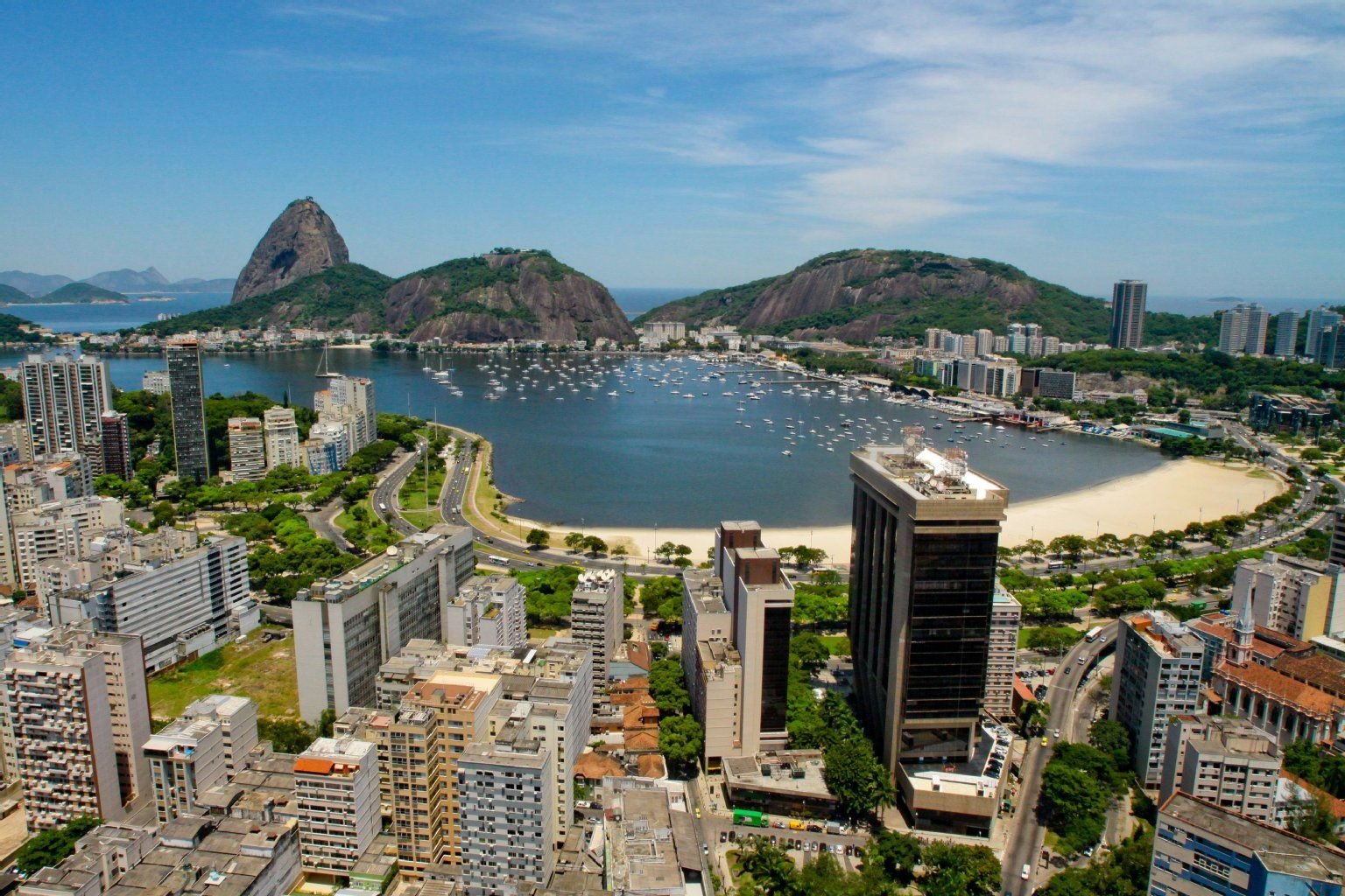 Vom Stadtstrand von Botafogo aus haben Touristen eine tolle Aussicht auf den Zuckerhut.