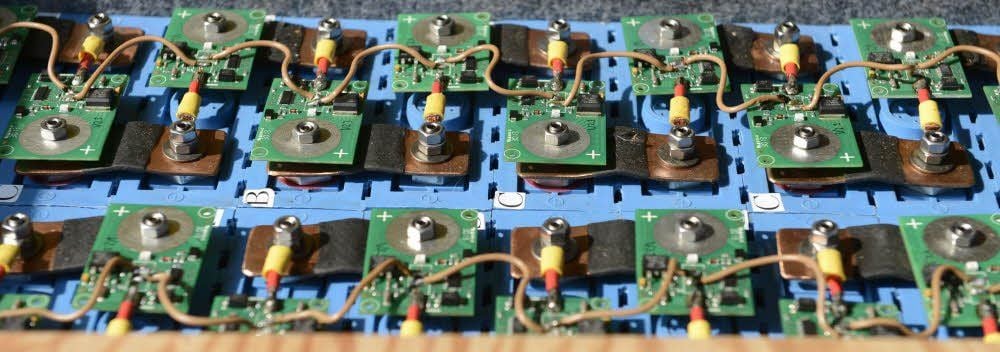 Mit einfachen Mitteln zum Elektromobil: Die Zellen der Hauptbatterie des E-Trabis sind in Reihe geschaltet. Sie bringen das Gefährt bis zu 70 Kilometer weit.