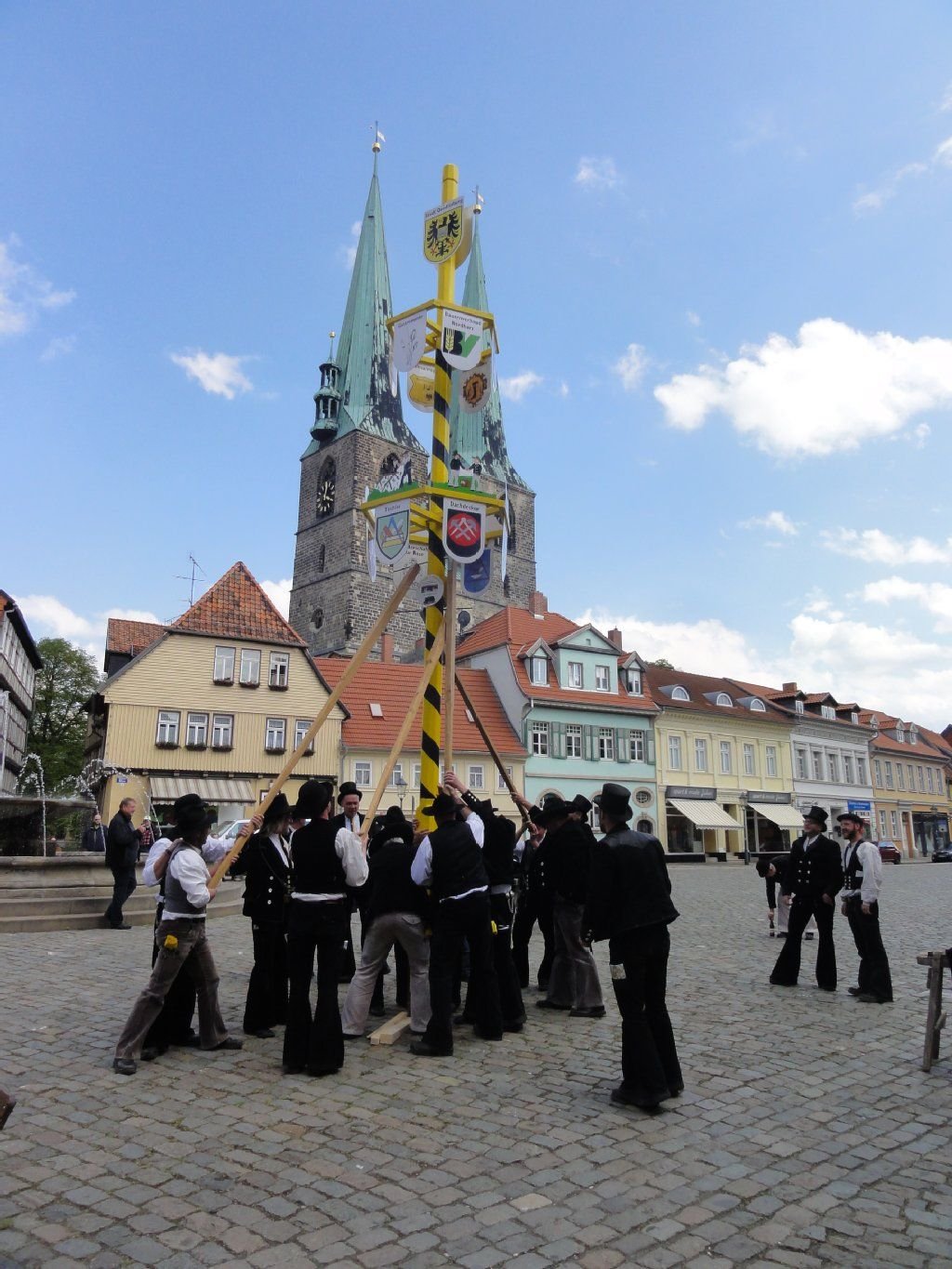 Zimmermänner stellen in Quedlinburg nach alter Tradition einen Maibaum auf.
