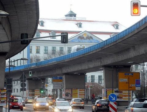 Die als "Arschlochampel" bekannte Lichtanlage am Franckeplatz in Halle bewirbt sich um den Titel "Blödeste Ampel Deutschlands".