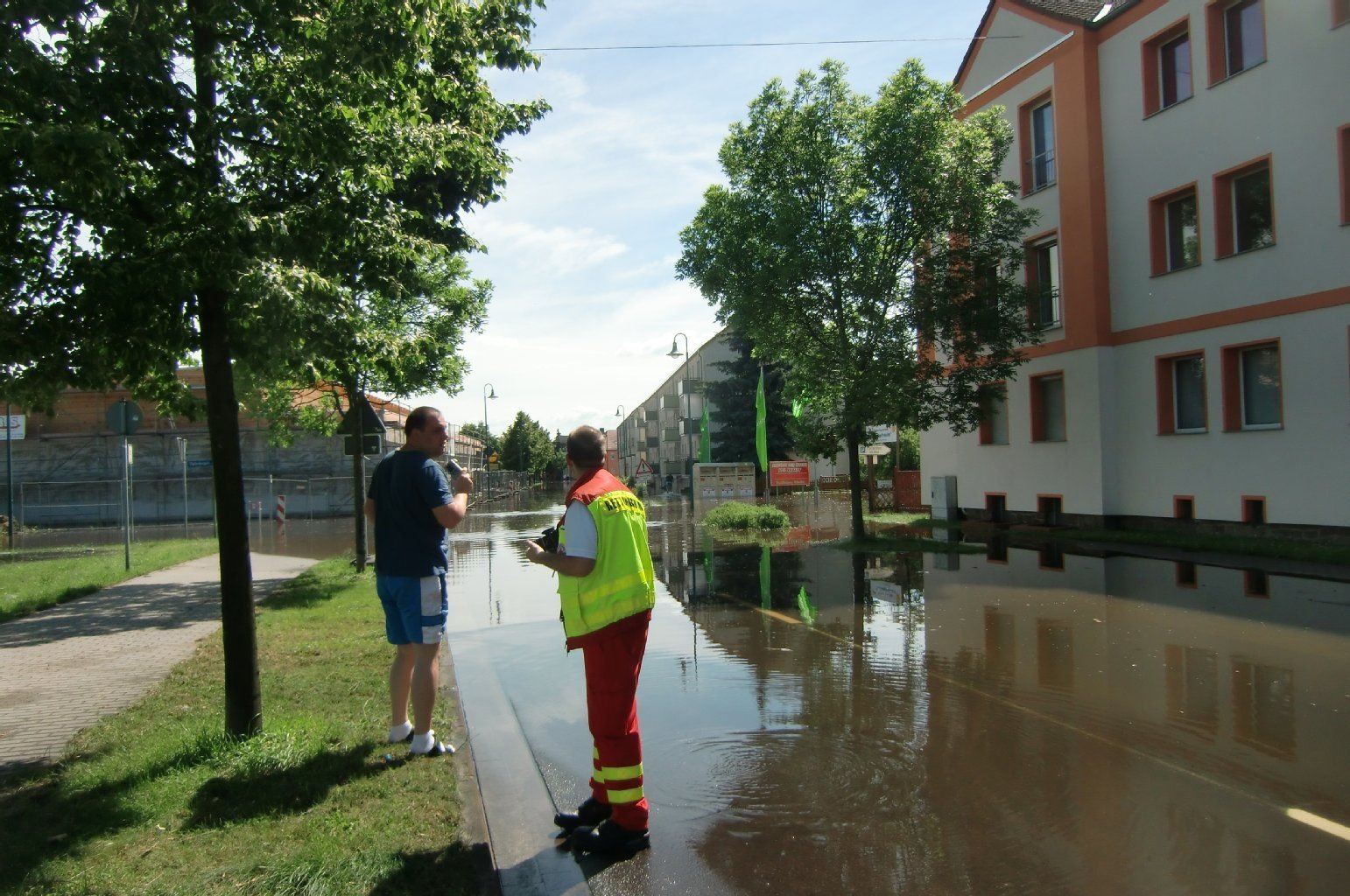 Die Kaiserstraße in Aken ist am 10. Juni überschwemmt. Im Ort wurde ein Pegelstand von 767 cm gemessen.
