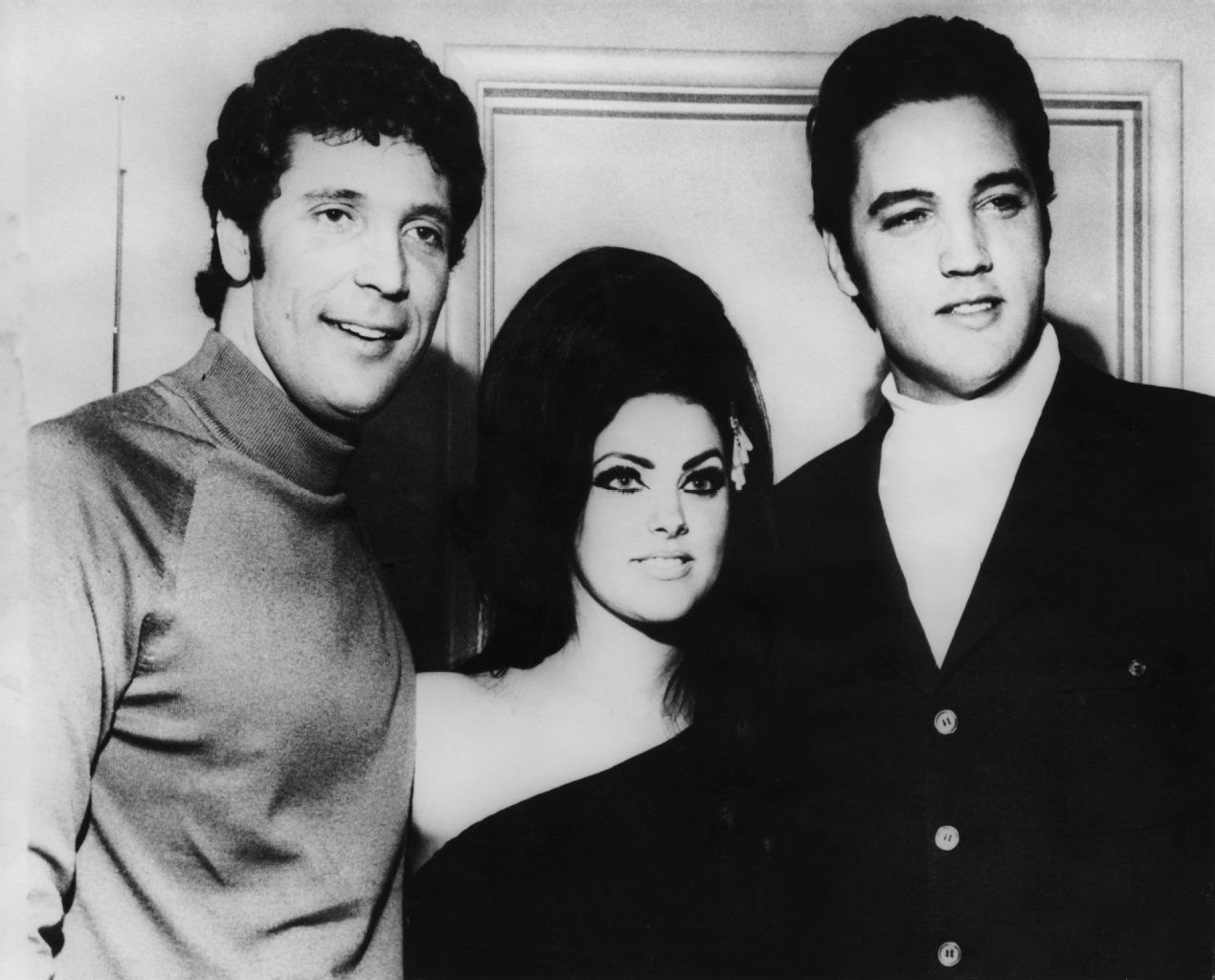 Tom Jones (l.), Elvis Presley und dessen Frau Priscilla 1968 in Las Vegas