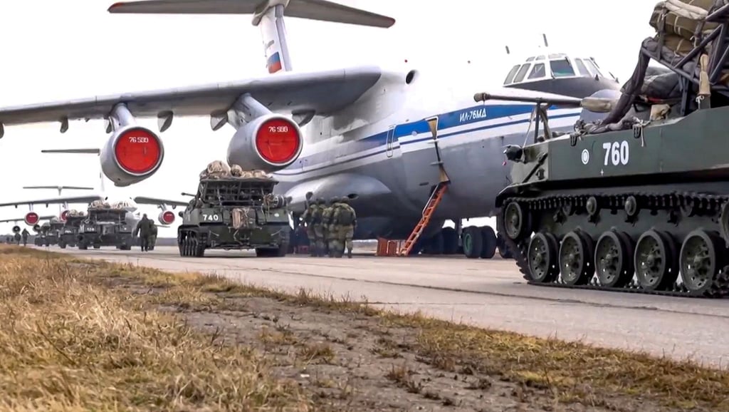 Das vom Pressedienst des russischen Verteidigungsministeriums veröffentlichte Foto zeigt russische Militärfahrzeuge, die während der Manöver auf der Krim in ein Flugzeug geladen werden sollen.