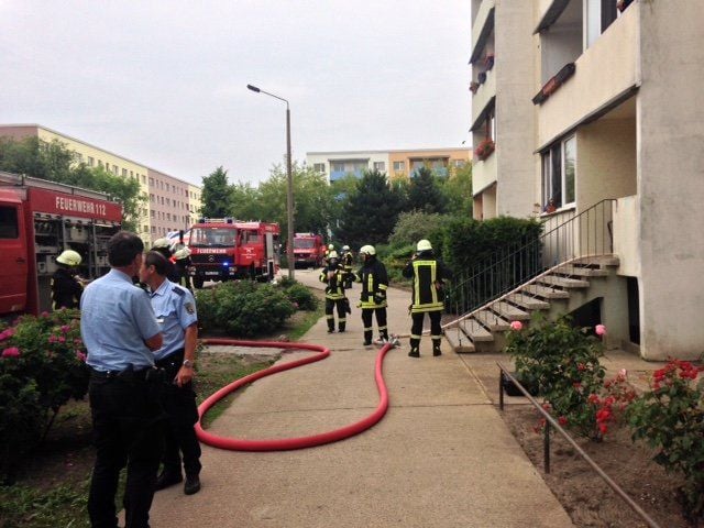 Feuerwehr und Rettungsdienst befinden sich in der Kreutzstraße in Wittenberg um einen Kellerbrand zu löschen.