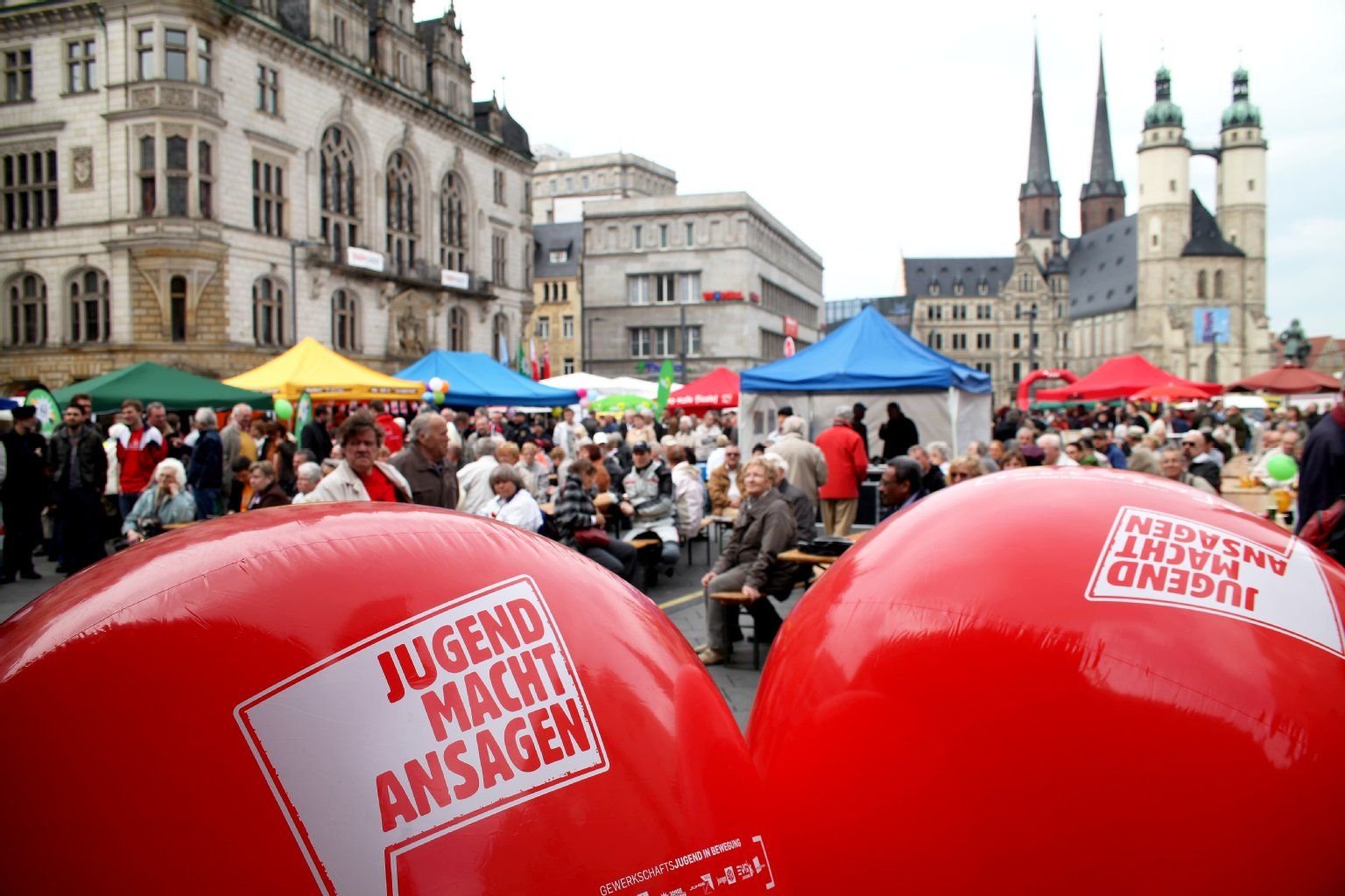Hunderte kamen zur traditionellen Kundgebung zum Tag der Arbeit auf den halleschen Marktplatz.