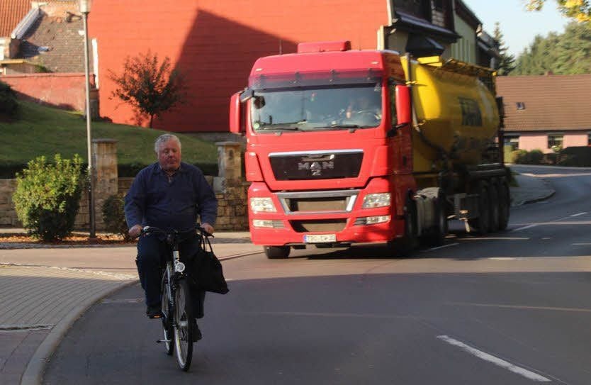 Alltag. Durch Granschütz rollen die Bitumenschwerlasttransporte im Minutentakt.