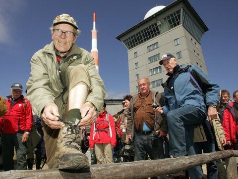 Der Extremwanderer Benno Schmidt aus Wernigerode, auch Brocken-Benno genannt. Seit der Brockenöffnung im Jahre 1990 wandert Brocken-Benno täglich zum Brocken. (FOTO: DPA)