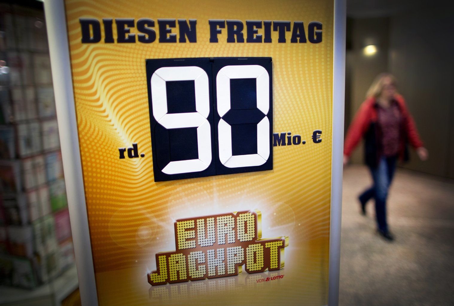 Ein Hinweisschild mit dem Rekordgewinn, der im Jackpot liegt.