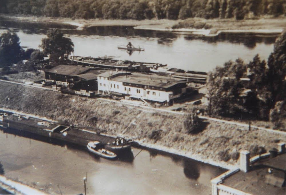 Der Kiesbagger seines Vaters mitten auf der Elbe.