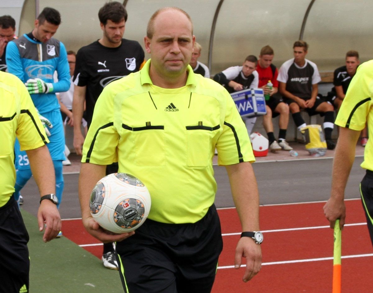 Der Schiedsrichter Christian Wesemann wird das Pokalendspiel leiten.