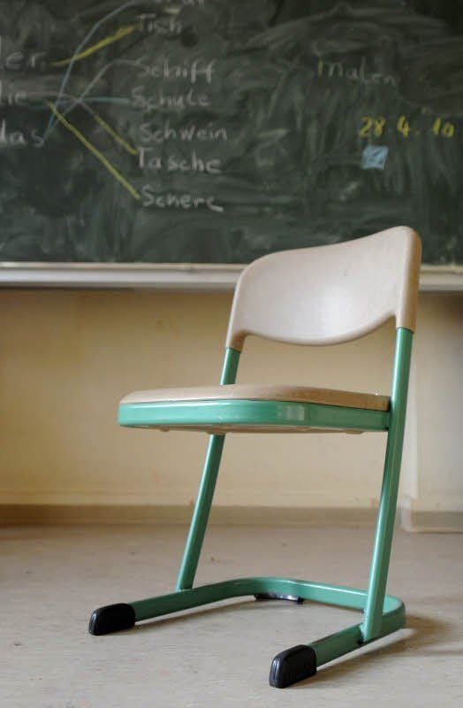 Bleibt der Stuhl im Klassenzimmer regelmäßig leer, ist die sogenannte Zuführung fast das letzte Mittel. Dann holen Mitarbeiter des Ordnungsamtes die Schulschwänzer direkt zu Hause ab.