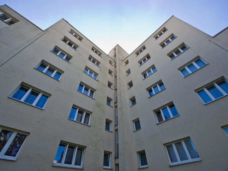 Mieterhöhungen von 20 oder 30 Prozent sind in Szenevierteln von Hamburg, München oder Berlin keine Seltenheit. Die Mietpreisbremse soll Wucherpreise bei Wiedervermietungen stoppen.