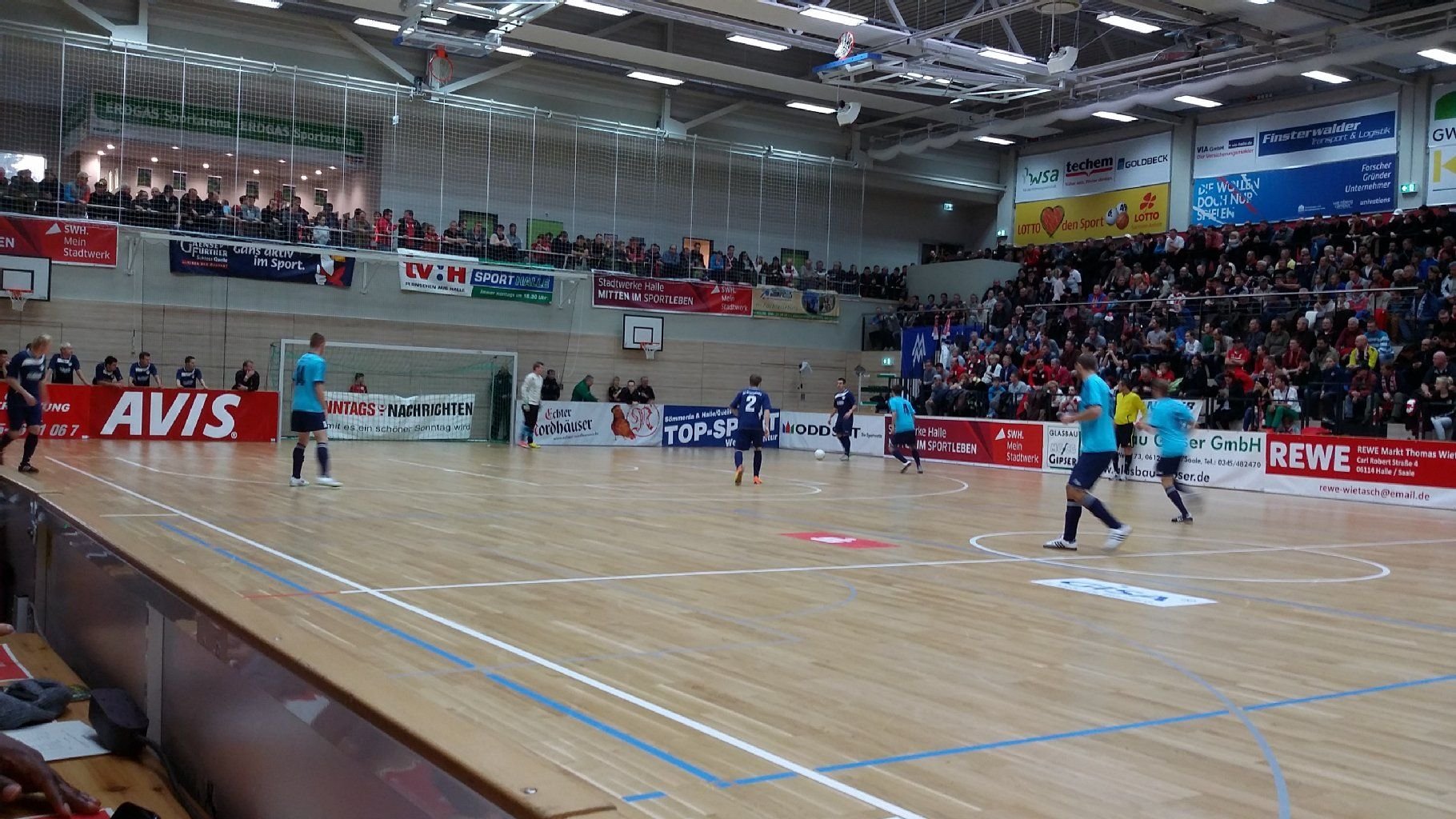 Blau-Weiß Dölau (hellblau) und der SV Braunsbedra spielen beim Halplus-Cup gegeneinander.