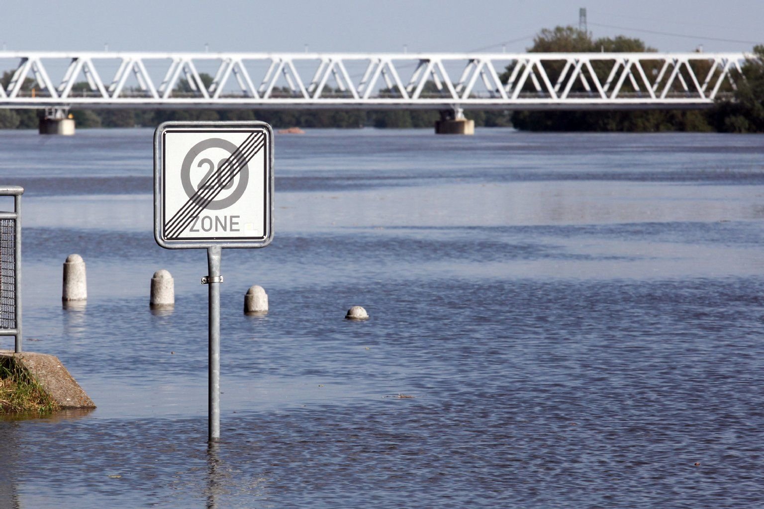 Ein Verkehrsschild steht am 8. Juni in Wittenberge (Brandenburg) im Wasser der Elbe. Am Nachmittag stand das Wasser in Wittenberge so hoch wie bei der "Jahrhundertflut" von 2002.