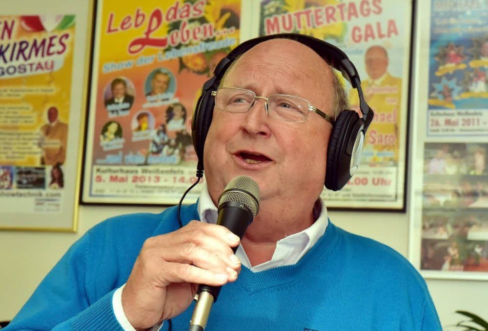 Achtung Aufnahme: Michael Saro konzentriert sich auf das Singen.