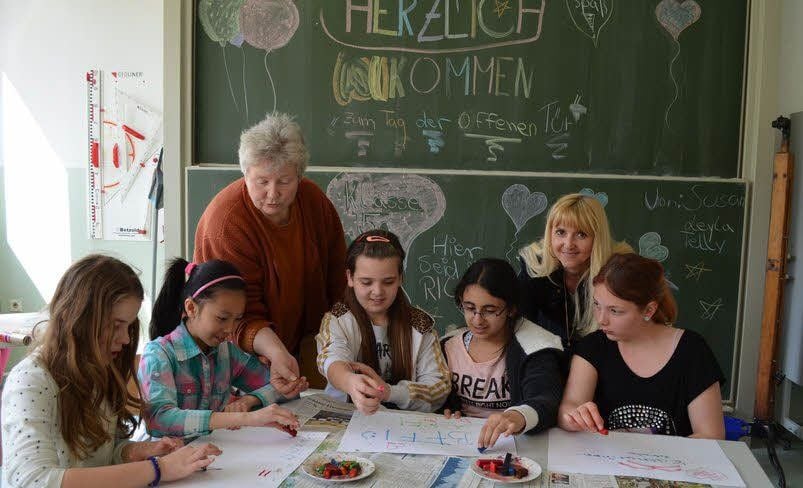 Schüler der Klasse 6b mit der ehemaligen Lehrerin Christa Lange, die jetzt kreative außerschulische Kurse gibt, und Carmen Kurock .