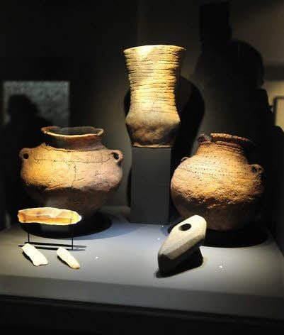Amphoren, Klingen und eine Steinaxt.