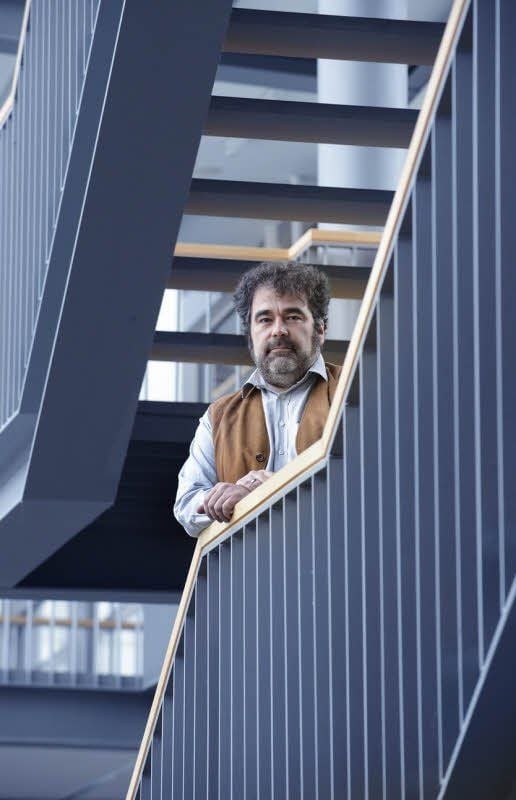 Der Wissenschaftler Erdmann Rapp im Foyer des Max-Planck-Instituts für Dynamik komplexer technischer Systeme in Magdeburg.