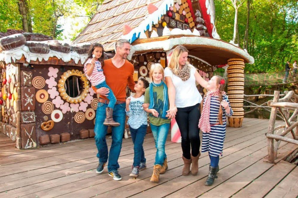 Vor Filmkulissen wie dem Hexenhäuschen wird im Filmpark Babelsberg ein Märchenfest gefeiert.