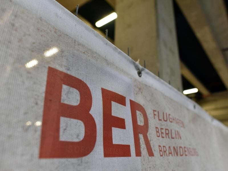 Schriftzug des Hauptstadtflughafens BER.