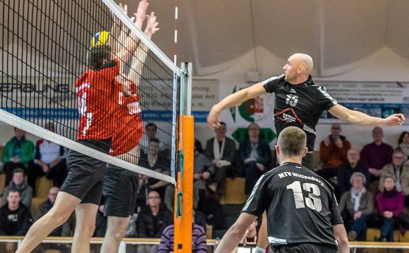Mit dieser Angriffswucht will der Wittenberger Benjamin Schenke, hier gegen Magdeburg II, auch gegen Ballenstedt Punkte einsammeln.