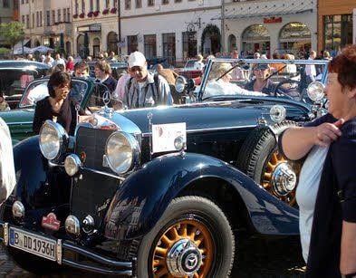 Bei der Herbstausfahrt des Oldtimer-Stammtisches können die Zuschauer viele alte Raritäten bestaunen.