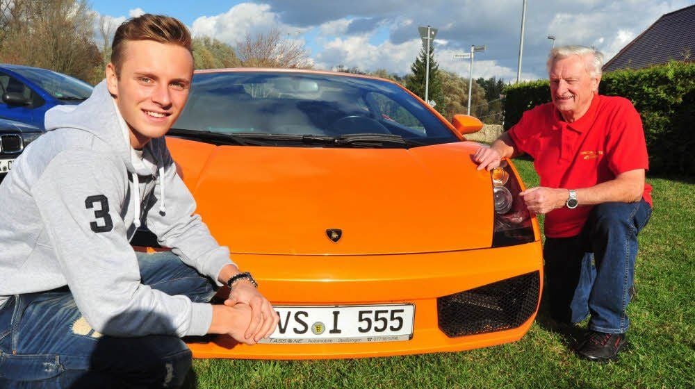 Marvin Kirchhöfer und Reinhard Hanke posieren vor dem Lamborghini. Beide Männer verstehen sich blendend.