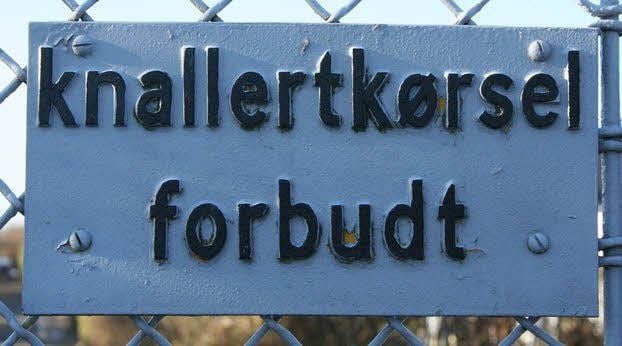 Das Schild „Knallertkørsel forbudt“ weist darauf hin, das knatternde Mopeds an diesem Ort in Dänemark unerwünscht sind.