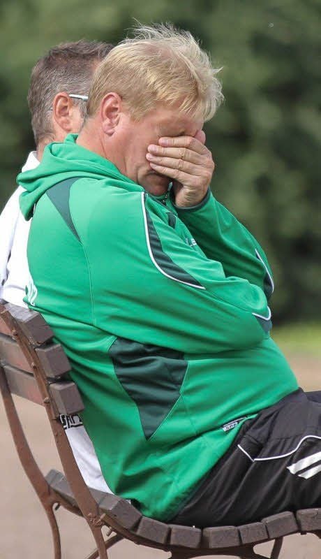Augen zu und durch. Viel Freude hat den Piesteritzer Cheftrainer Uwe Ferl das 0:4 gegen den FC Oberlausitz Neugersdorf nicht bereitet.