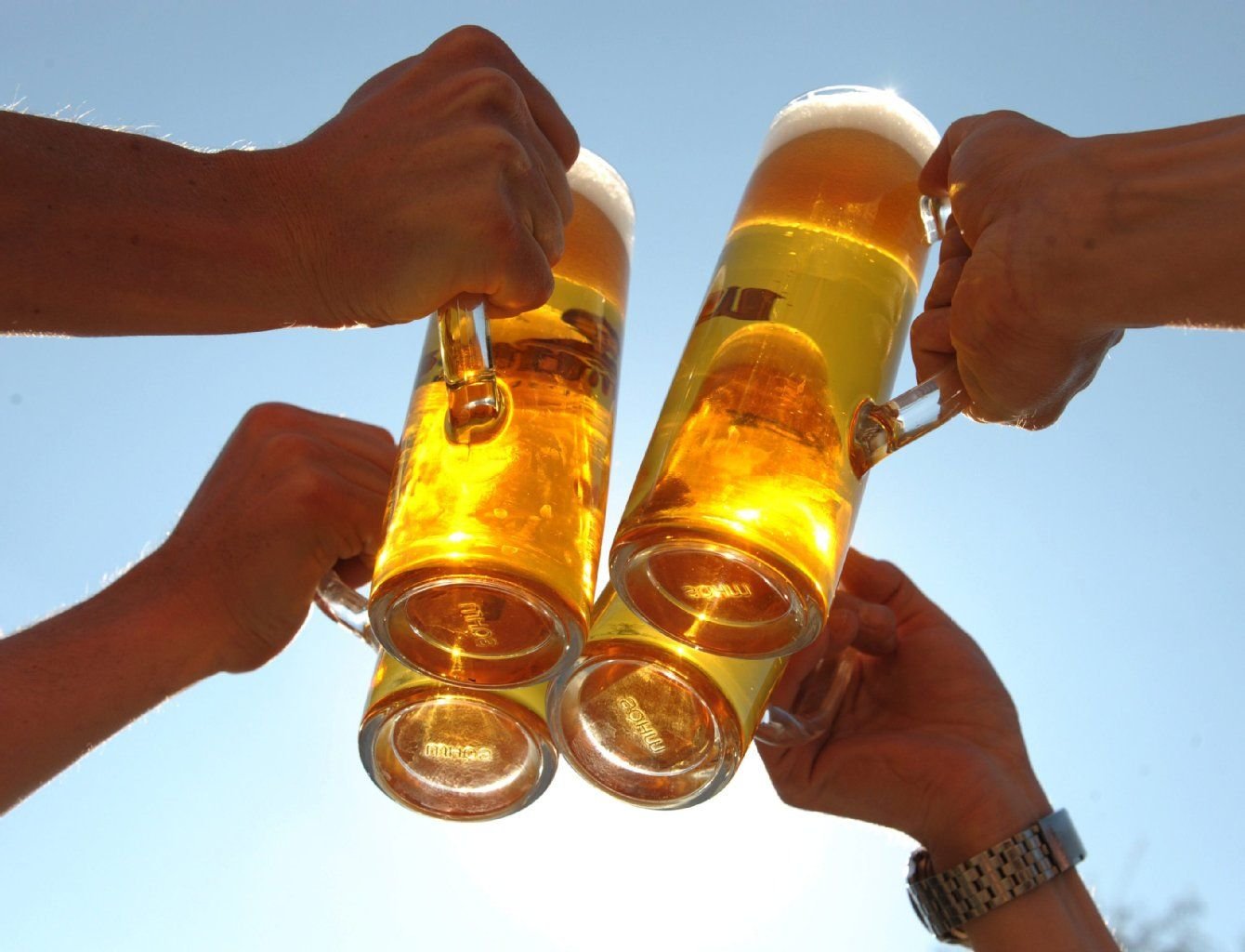 Mehr Männer als Frauen trinken zum Feierabend ein Bierchen oder ein Glas Wein.