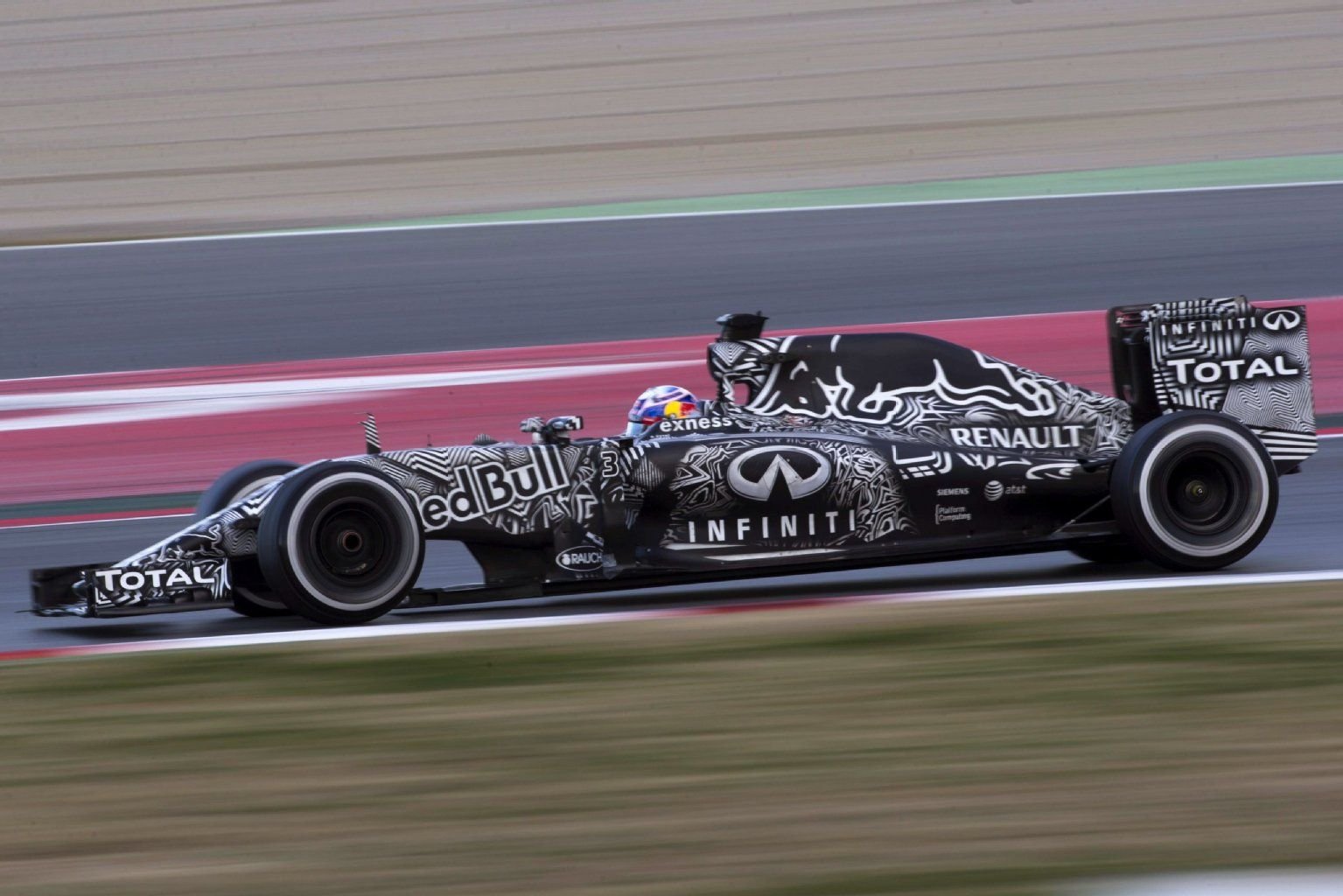 Red Bull hüllt sich bei den Testfahrten noch im Erlkönig-Design. Das Auto wird erst am Renn-Wochenende präsentiert.