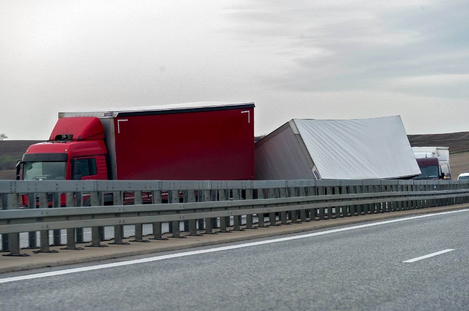 Auswirkungen von "Xaver": Eine Sturmböe riss den Anhänger dieses Lastwagens auf der Autobahn 38 um.