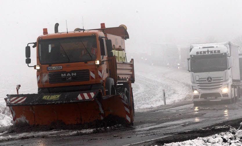 Der Winterdienst musste die Bundesstraße 86 frei schieben.