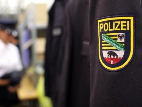 Dienstwappen der Polizei von Sachsen-Anhalt auf einer Uniformjacke