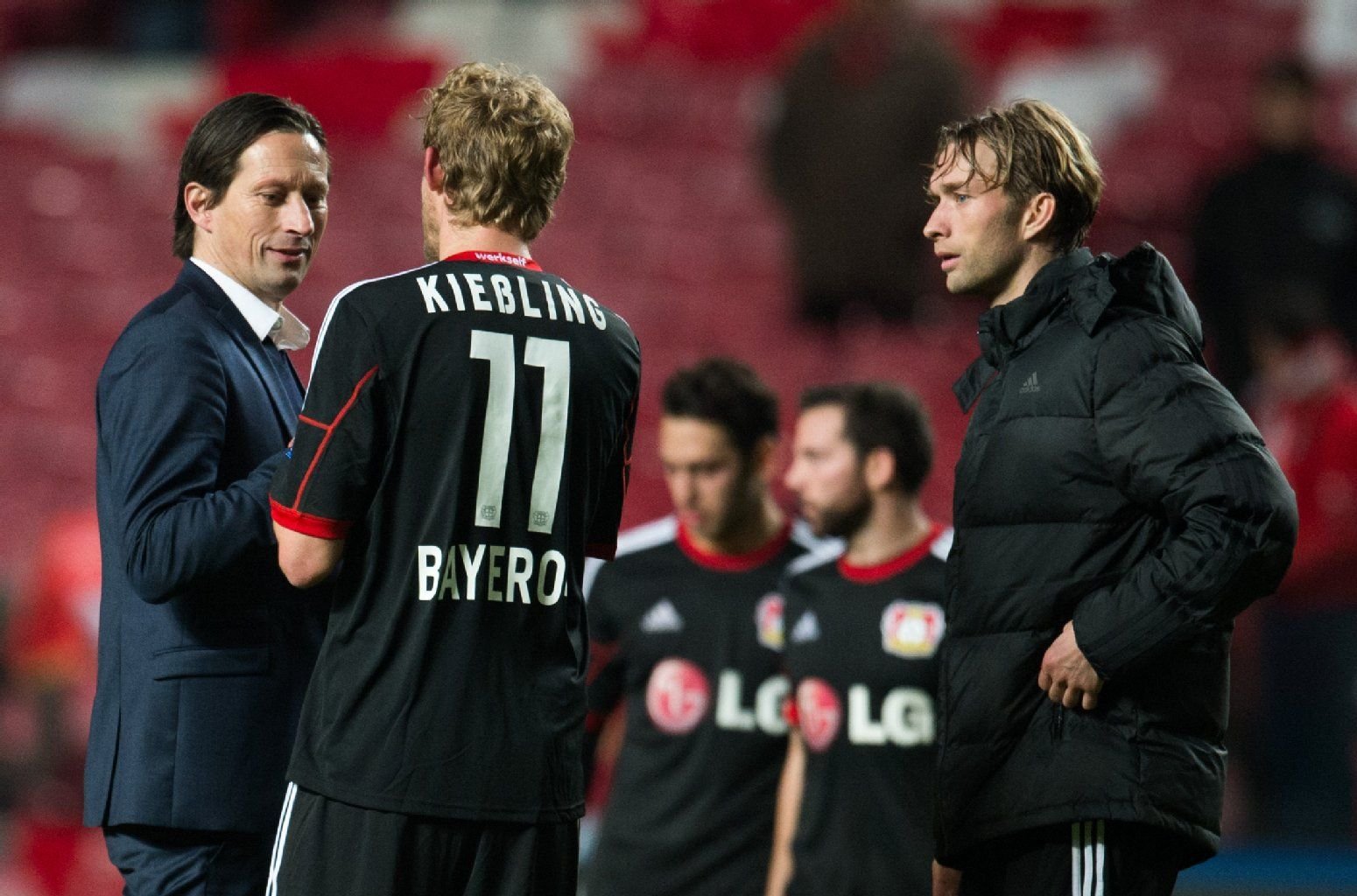 Bayer-Coach Roger Schmidt (l.) mit seinen Spielern nach dem Spiel in Lissabon