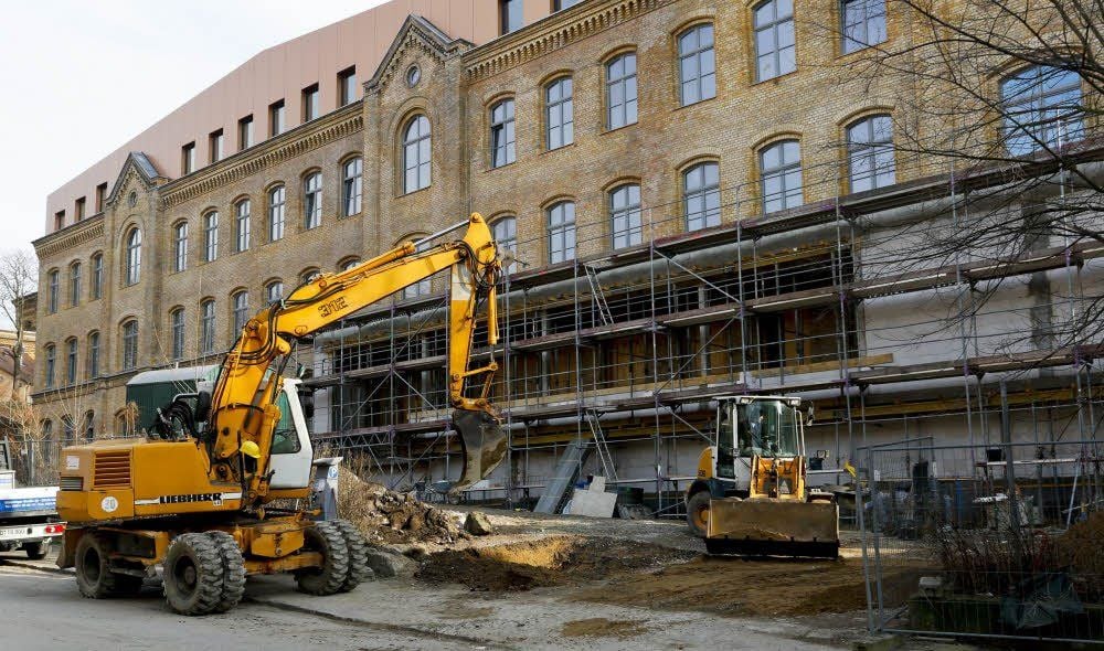 Ende Juni soll die Jugendherberge in der Großen Steinstraße 60 eröffnet werden. Das Dachgeschoss wird noch weiter ausgebaut.