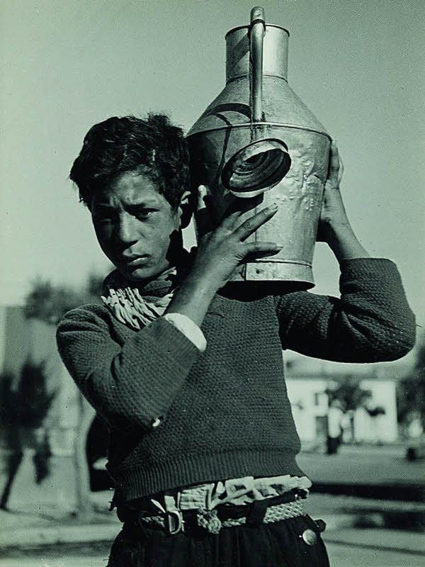 Junge mit Blechkanne, aus der Serie „Gitanes“, 1936.