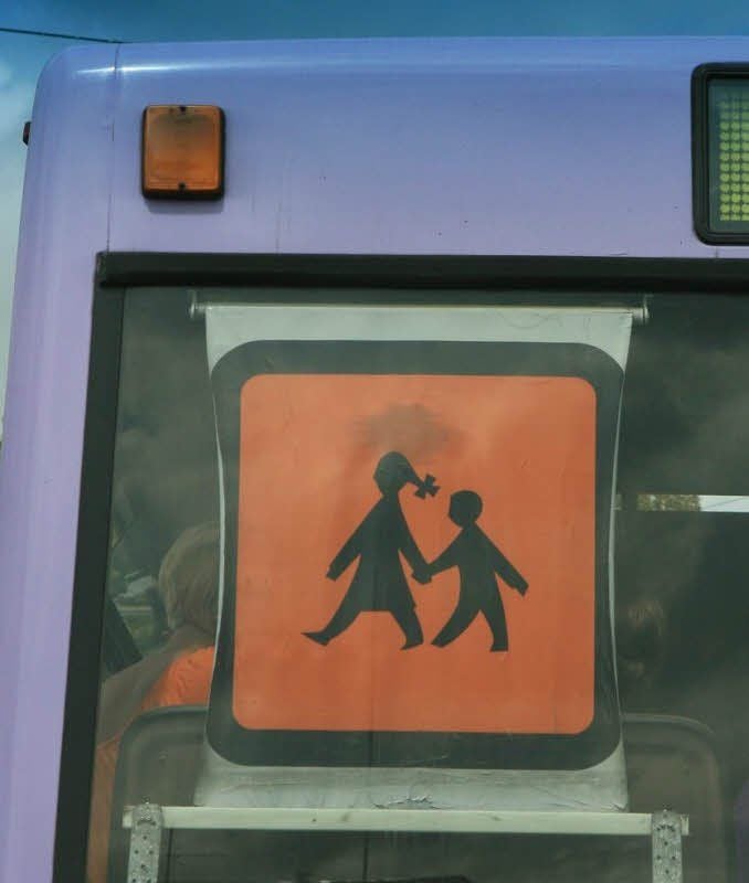 Ein Schulbus ist zum Tatort für einen sexuellen Übergriff durch einen Fahrer geworden.