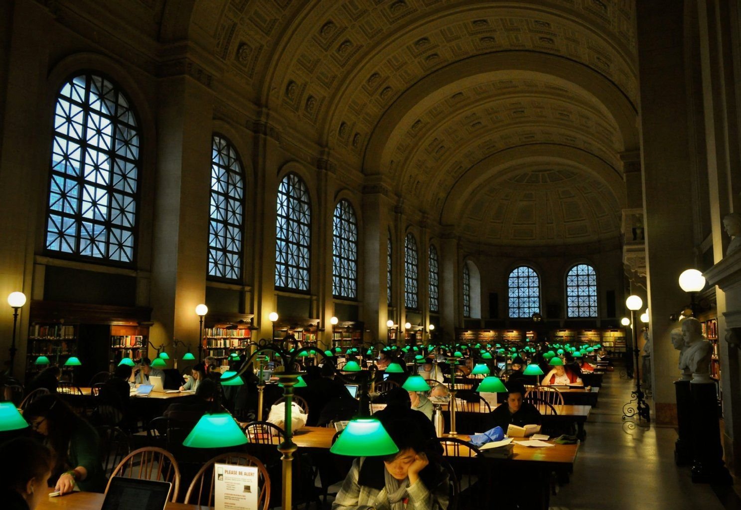 Die öffentliche Bibliothek in Boston ist die zweitgrößte Bücherei in den USA.