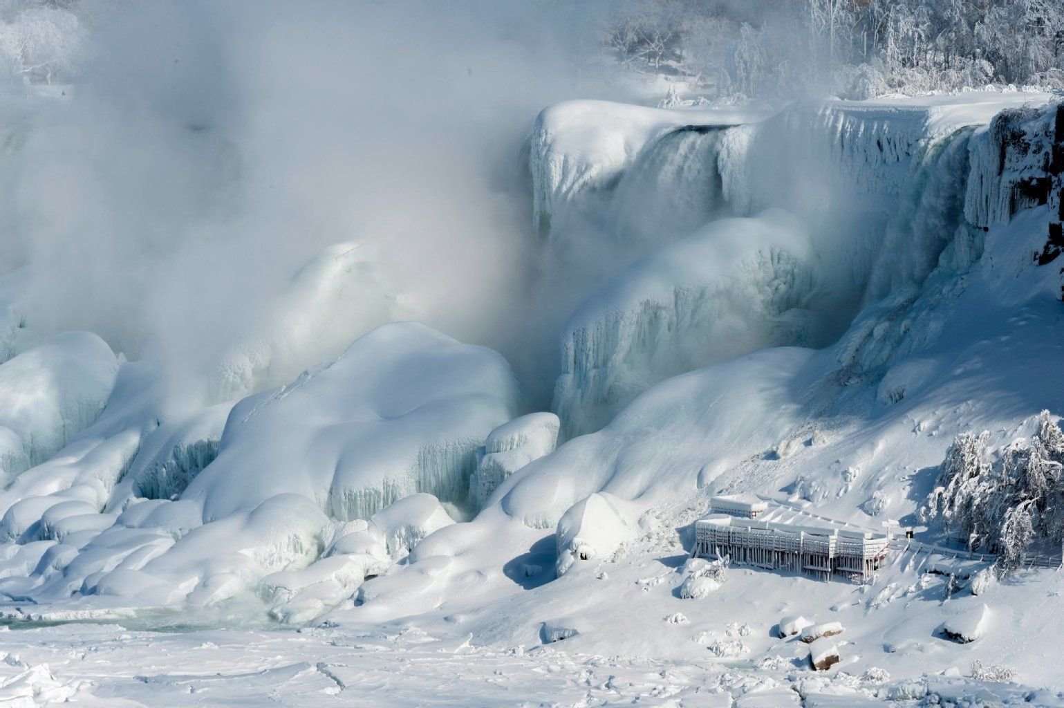Symphonie aus Eis und Schnee: Die zugefrorenen American Falls, die Teil der Niagara Fälle sind (US-Bundesstaat New York, USA).