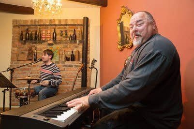 Denny Hertel (l.) und Mr. Smith haben den Blues im Blut, was sie im Weinhaus Zwicker unter Beweis stellten.
