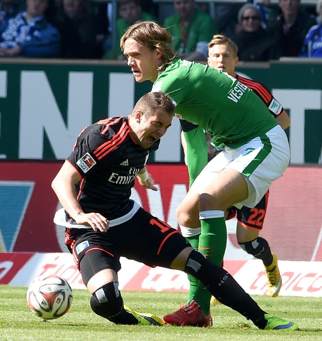 Pierre-Michel Lasogga im Zweikampf mit Jannik Vestergaard.