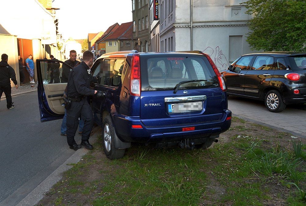 In Aschersleben wird ein Fahrzeug wird auf dem Randstreifen geschoben, weil dessen Fahrer bei einer Razzia festgenommen wurde.