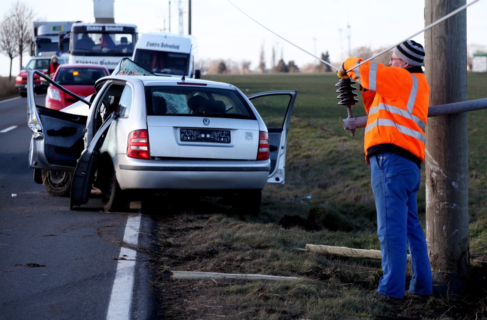Auf der L159 kurz vor der Ortschaft Naundorf ist eine Frau am Freitag mit ihrem Auto in einen Strommast gefahren.