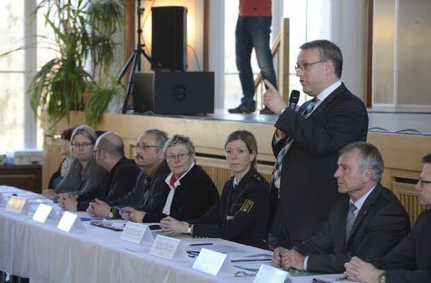 Auch der ehemalige Ortsbürgermeister Markus Nierth (Foto links) sitzt im Publikum. Er hört, was unter anderem Landrat Götz Ulrich (Foto rechts) zur Unterbringung der Flüchtlinge sagt.