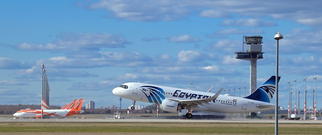 Ein Airbus A 320 neo der Fluggesellschaft EgyptAir auf der Startbahn Süd des Flughafens Berlin Brandenburg „Willy Brandt“.