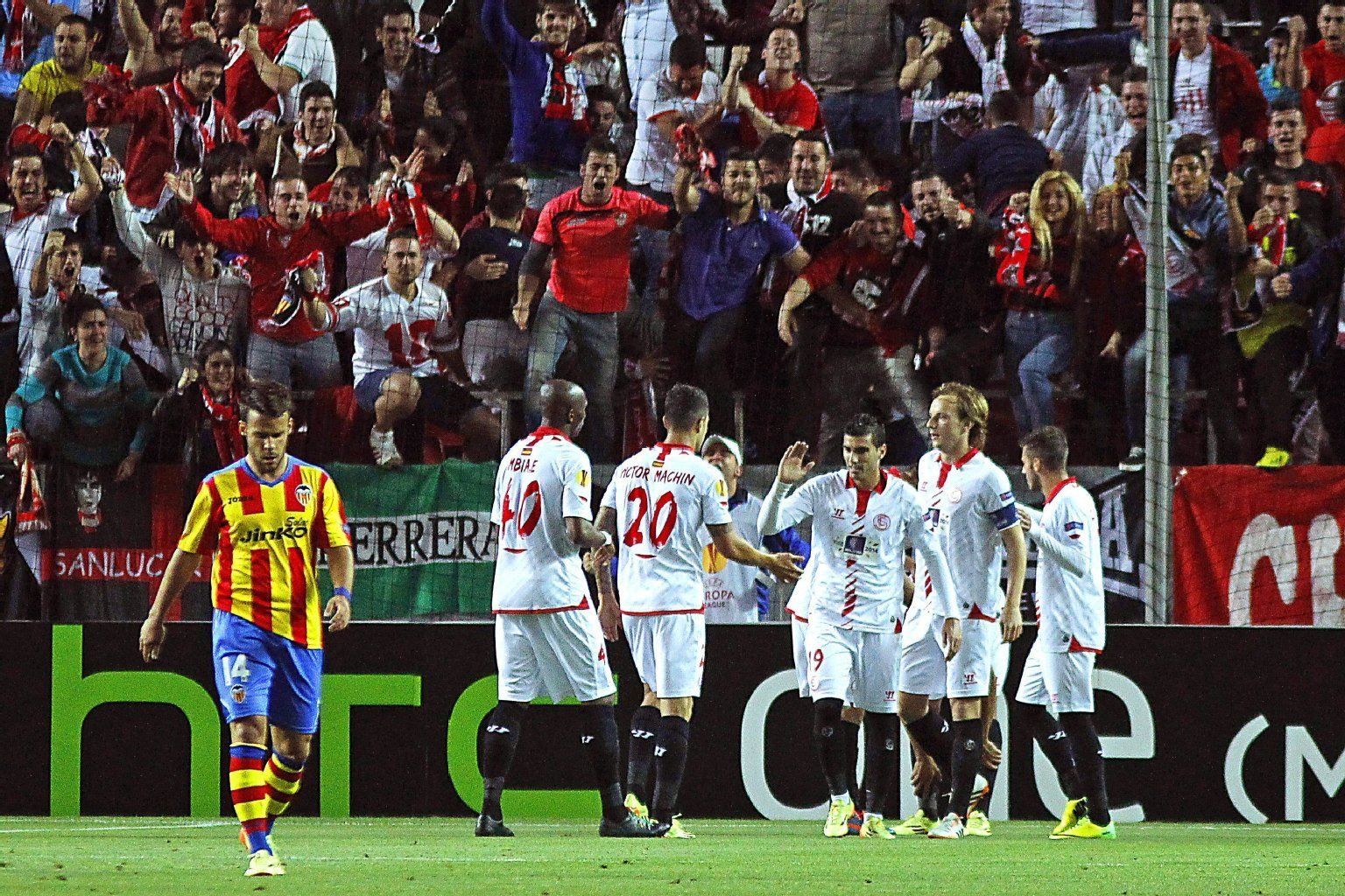 Der FC Sevilla gewinnt mit 2:0 gegen den FC Valencia.