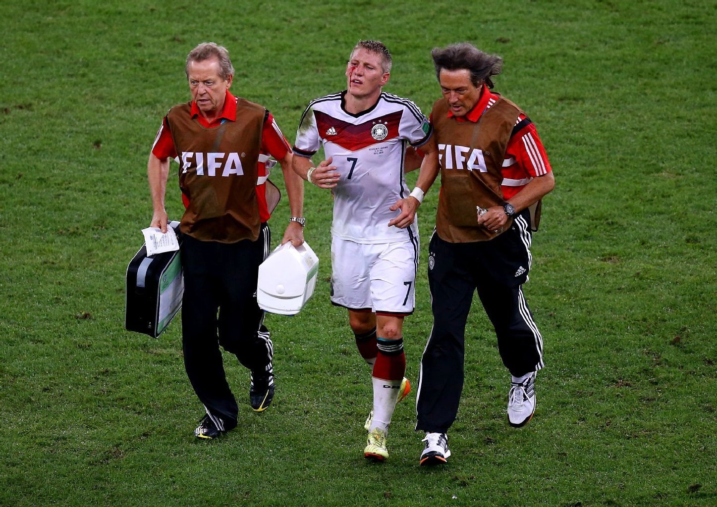 Bastian Schweinsteiger, Sinnbild dessen, was man im Fußball gemeinhin einen Sieg des Willens nennt.