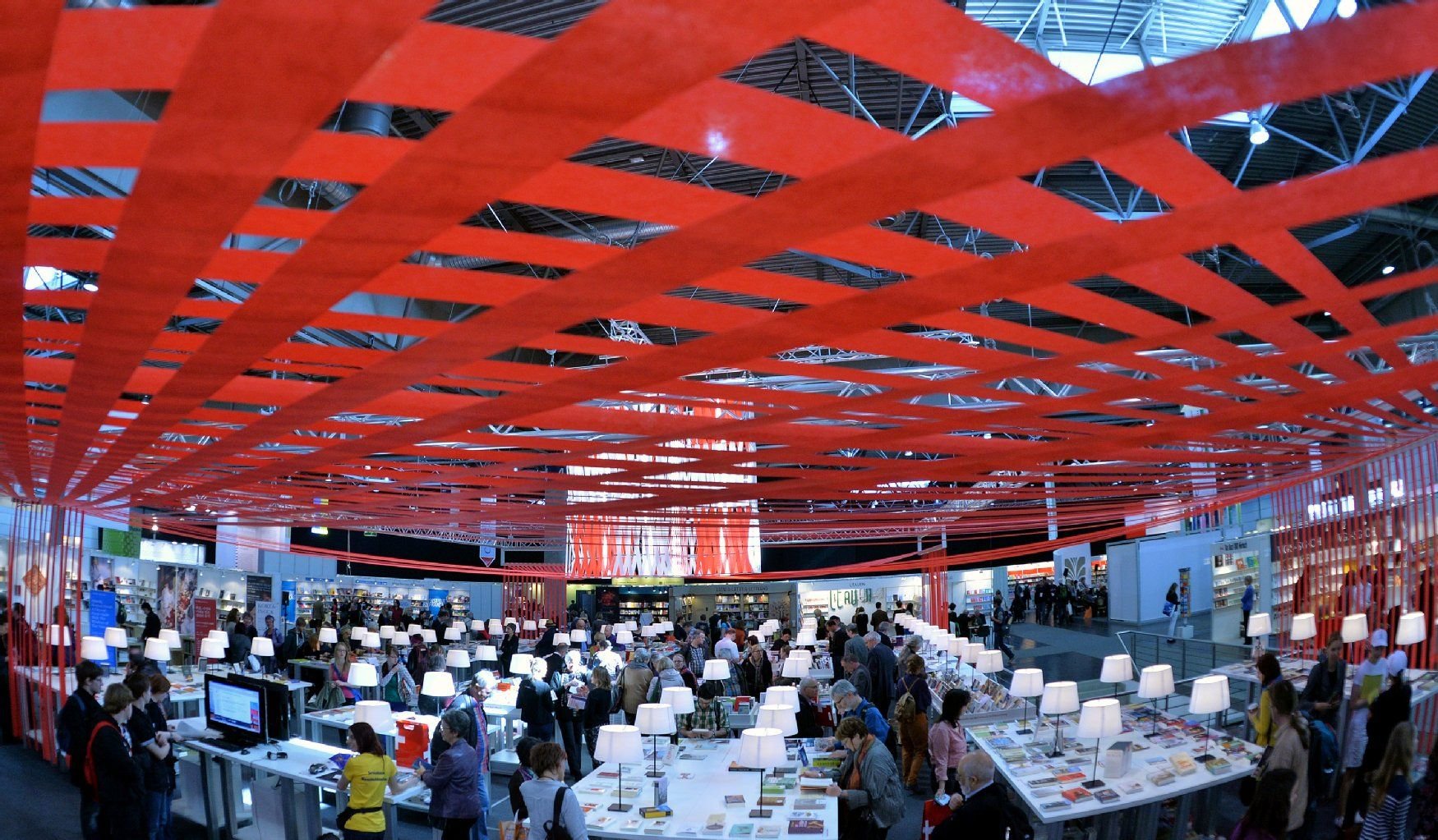 Buchmesse-Besucher informieren sich in Leipzig am Stand des Gastlandes Schweiz.