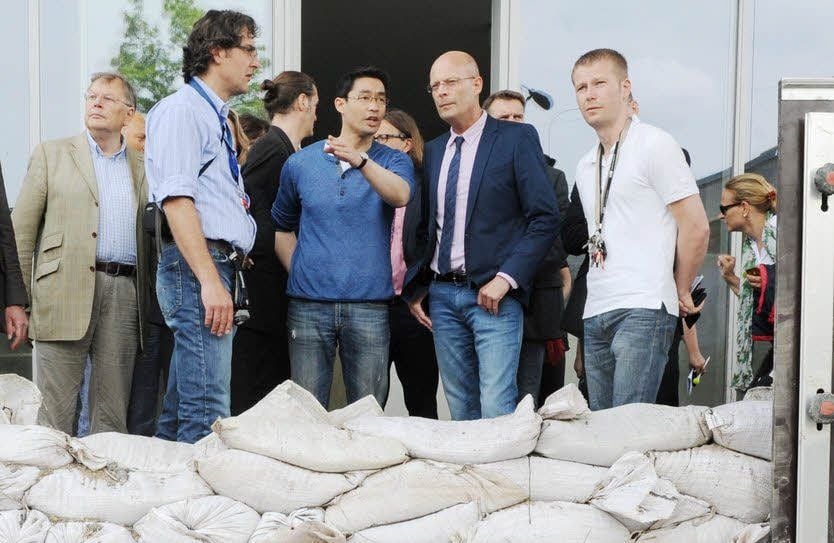 Kurz nach der Flut besichtigte der damalige Wirtschaftsminister Philipp Rösler (Mitte) zusammen mit OB Wiegand die Schäden.